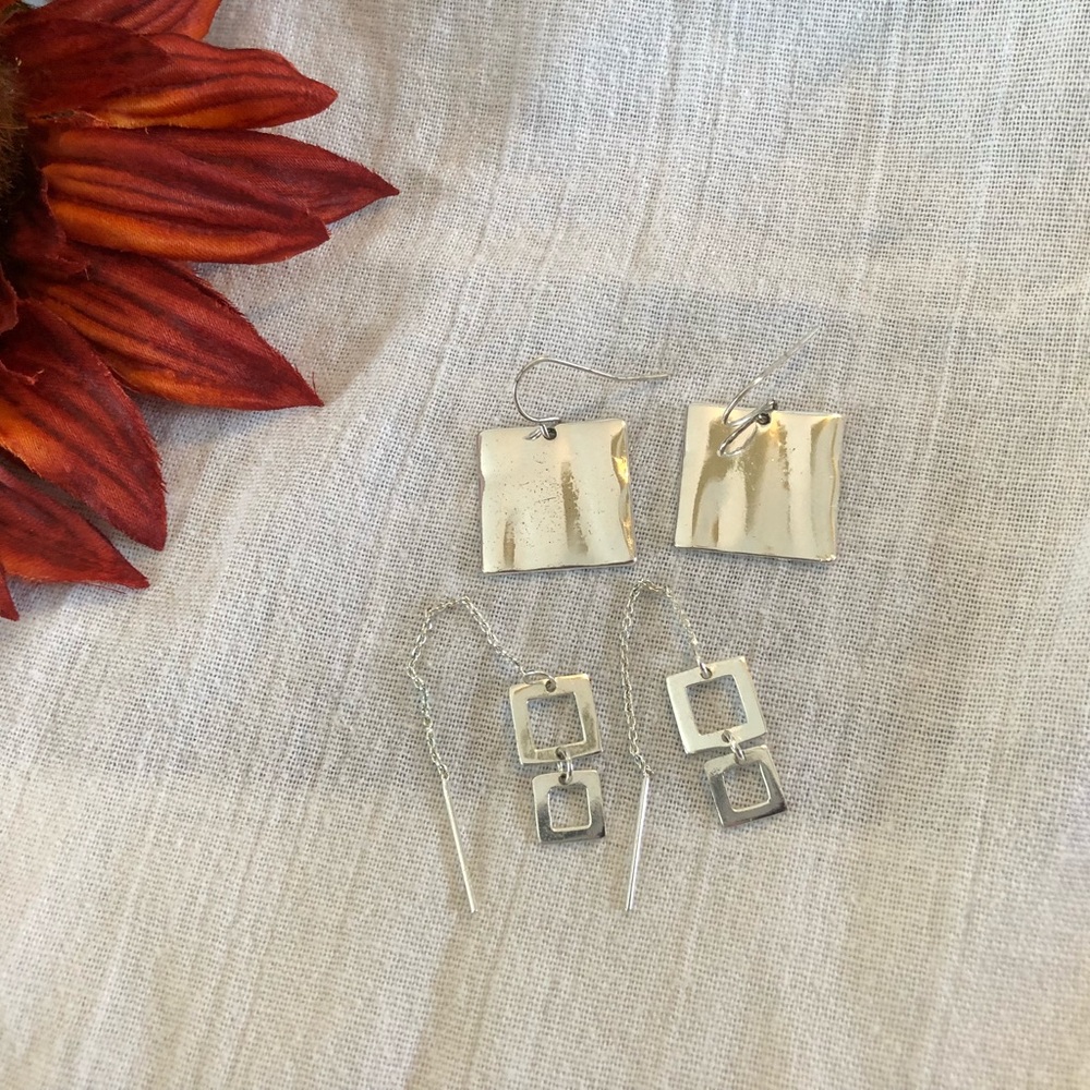 2 pairs of earrings